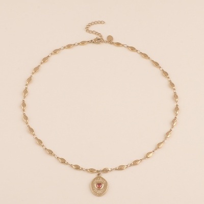 Colar dourado com pendente circular e coração vermelho