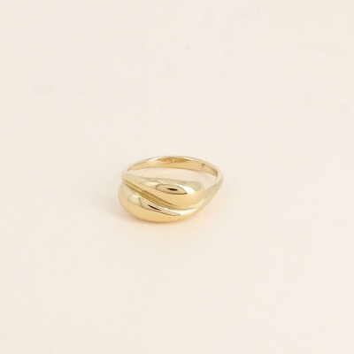 Anel dourado com design curvo em fundo claro