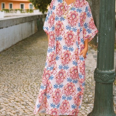 Vestido comprido com padrão floral vermelho, azul e branco