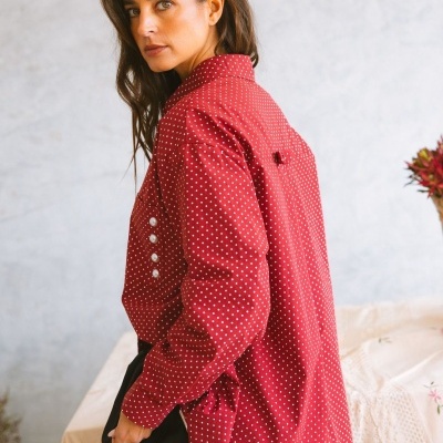 Blusa vermelha com bolinhas brancas e botões na manga