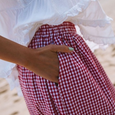 Saia midi xadrez vermelha e branca com bolso e blusa branca com bordados e franzidos