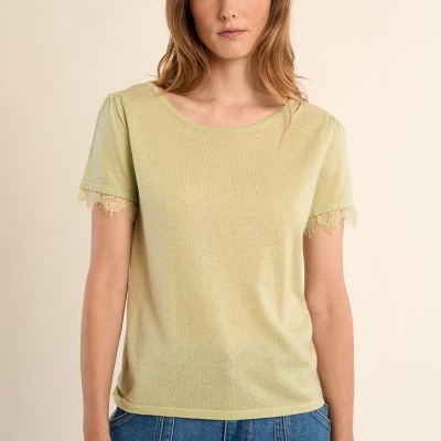 Top verde claro com mangas de renda e jeans azul claro