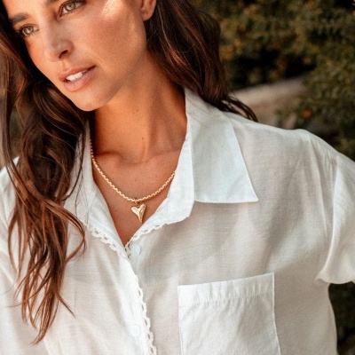 Camisa branca feminina de tecido leve com bolso e gola clássica