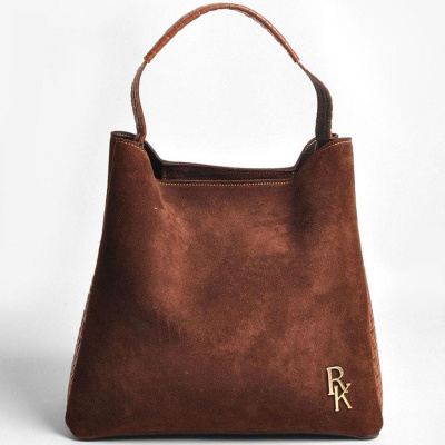 Mala castanha em camurça com alça de couro e logo RX dourado.