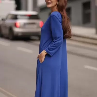 Vestido longo azul com mangas compridas e bolso lateral