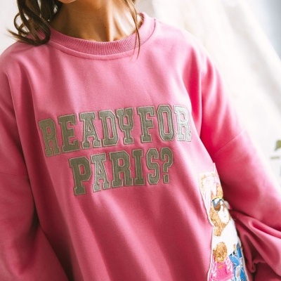 Sweatshirt rosa com estampado e patchbordado de urso