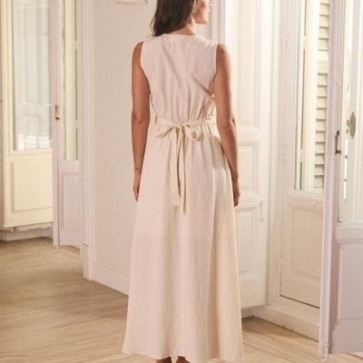 Vestido longo creme claro sem mangas com cinto amarrado nas costas