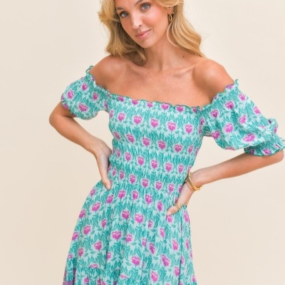 Vestido comprido floral com decote ombro a ombro e mangas bufantes