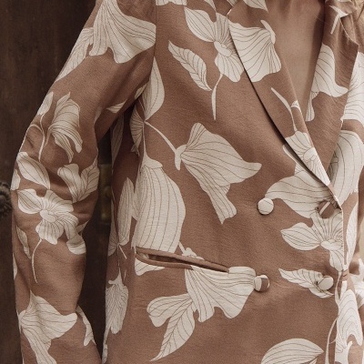 Blazer feminino castanho com padrão floral branco e botões revestidos