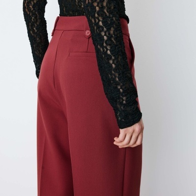 Calças bordô com blusa de renda preta