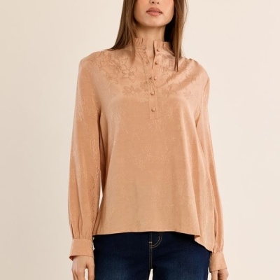 Blusa feminina bege com padrão floral jacquard e calças de ganga azul
