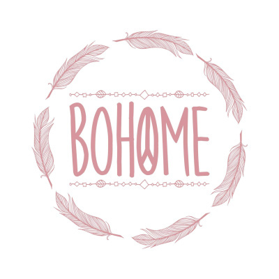 Logotipo com a palavra BOHOME e penas cor de rosa em fundo branco