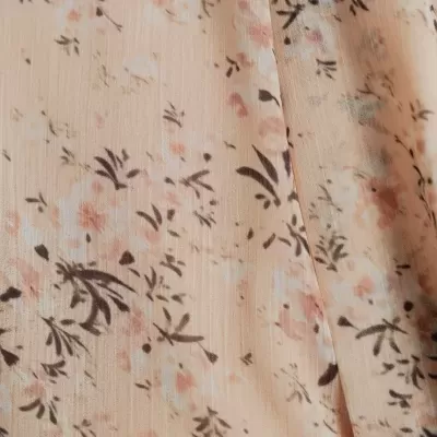 Tecido floral leve bege com detalhes em rosa, branco e preto