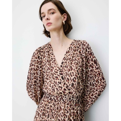 Vestido comprido animal print com decote em V e mangas largas