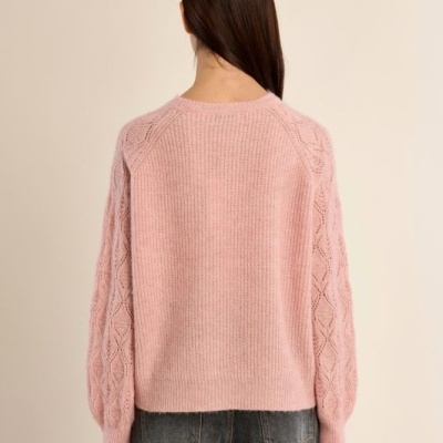 Camisola rosa de malha com padrão nas mangas vista por trás