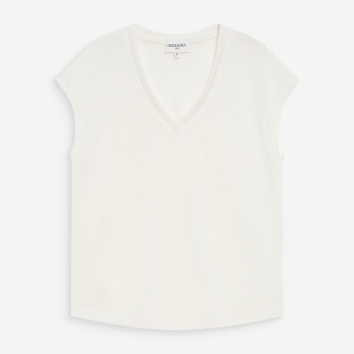 Camisola branca sem mangas com decote em V e etiqueta GRACE & MILA