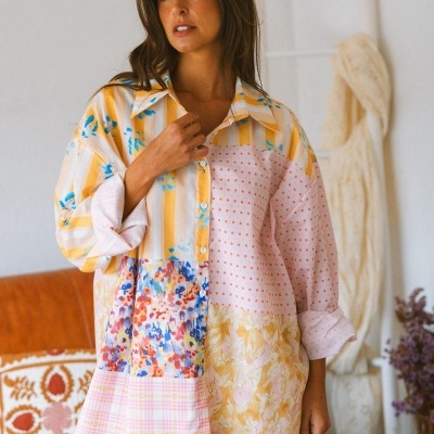 Camisa patchwork feminina com vários padrões e cores, da marca maitté.