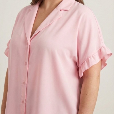 Blusa feminina cor-de-rosa clara com gola e botões, manga curta com folho