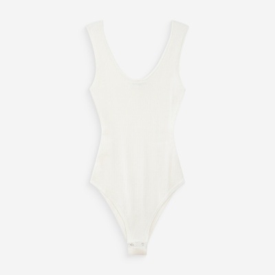 Body feminino branco de malha canelada com fecho de botões