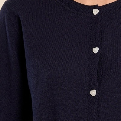 Camisola azul com botões em forma de coração