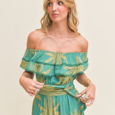 Vestido verde com estampa dourada e decote ombro a ombro.