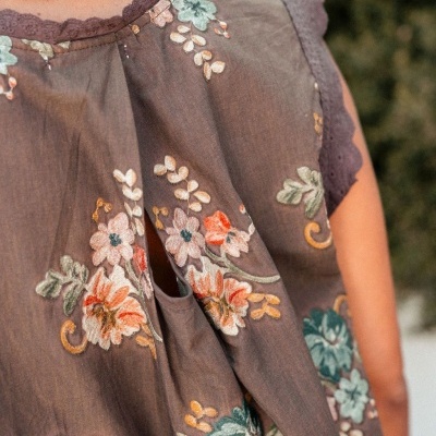 Blusa castanha bordada com flores e renda nas bordas