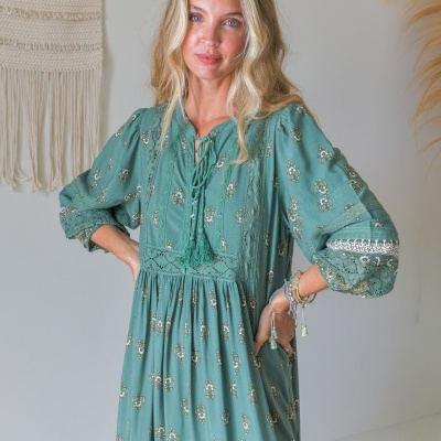 Vestido verde com padrão de flores e renda, manga comprida, equipamento interior claro