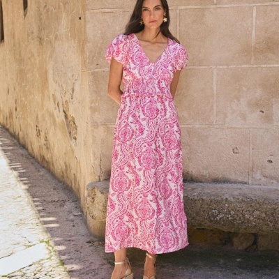 Vestido rosa e branco com padrão floral e manga curta