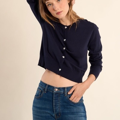 Camisola cardigan azul escura com botões em forma de coração e calças de ganga azul