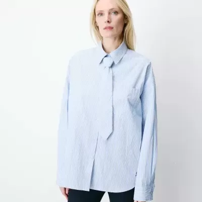 Camisa azul claro às riscas com bolso e gola clássica, vista da cintura para cima