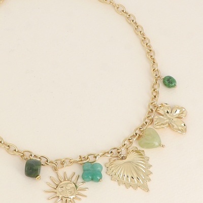 Colar dourado com pendentes variados e pedras verdes