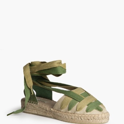 Sandália alpercata de tecido verde e bege com sola de corda e fitas para amarração