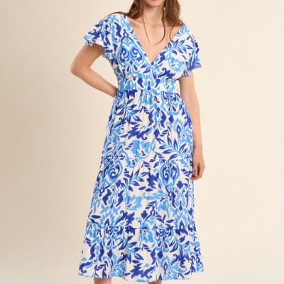 Vestido comprido feminino azul e branco com sandálias castanhas