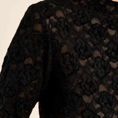 Blusa preta de renda com padrão floral