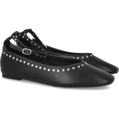 Sapatilhas pretas com tiras e tachas metálicas