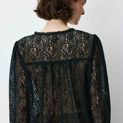 Blusa preta de renda floral vista de costas