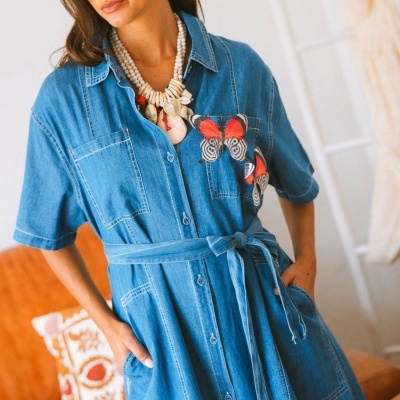 Vestido de ganga azul com estampado de borboletas no peito e cinto ao meio