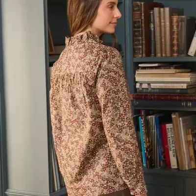 Blusa feminina floral castanha com gola alta franzida e manga comprida