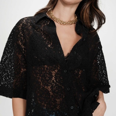 Camisa preta de renda floral com colar dourado
