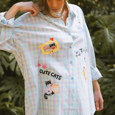 Camisa xadrez pastel com estampas de gatos e textos