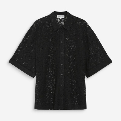 Camisa preta de renda com botões e gola clássica