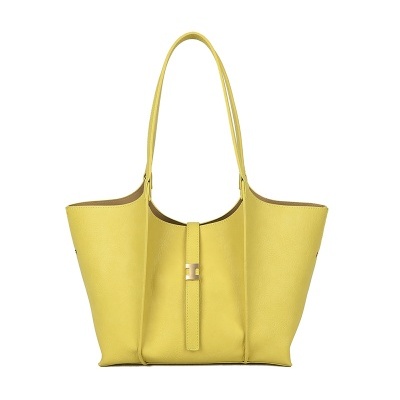 Mala de ombro amarela em couro com fecho metálico dourado