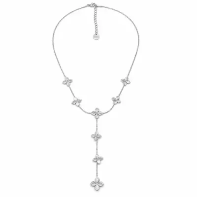 Colar prateado com flores e cristais em fundo branco