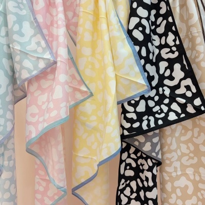 Lenços com padrão abstracto em várias cores pendurados