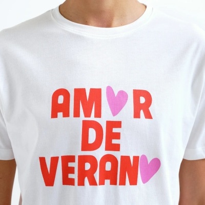 T-shirt branca com texto vermelho e corações cor-de-rosa