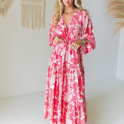 Vestido maxi floral vermelho e branco com mangas compridas e decote em V