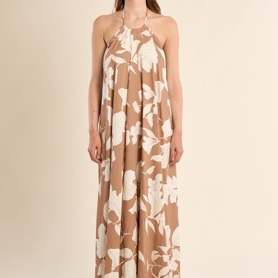 Vestido longo castanho com flores brancas