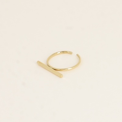 Anel dourado minimalista com barra reta