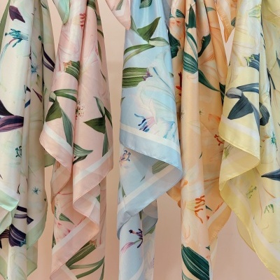 Lenços coloridos com estampas florais pendurados