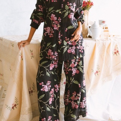 Pijama feminino preto com flores rosas e folhas verdes, camisa e calças largas